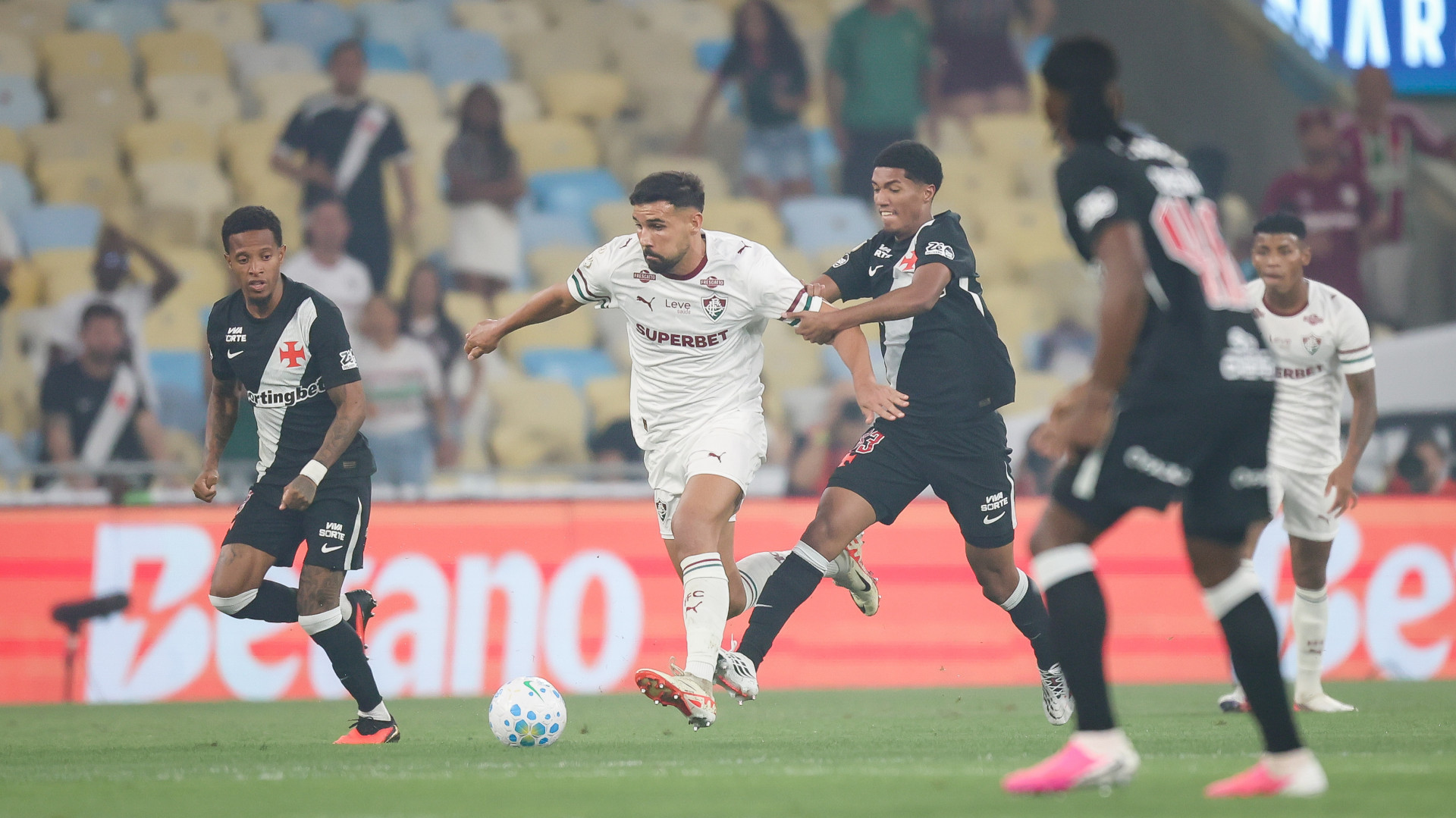Ignácio e Ramon Rique em ação no clássico entre Vasco e Fluminense, no Maracanã - Marcelo Gonçalves / Fluminense FC