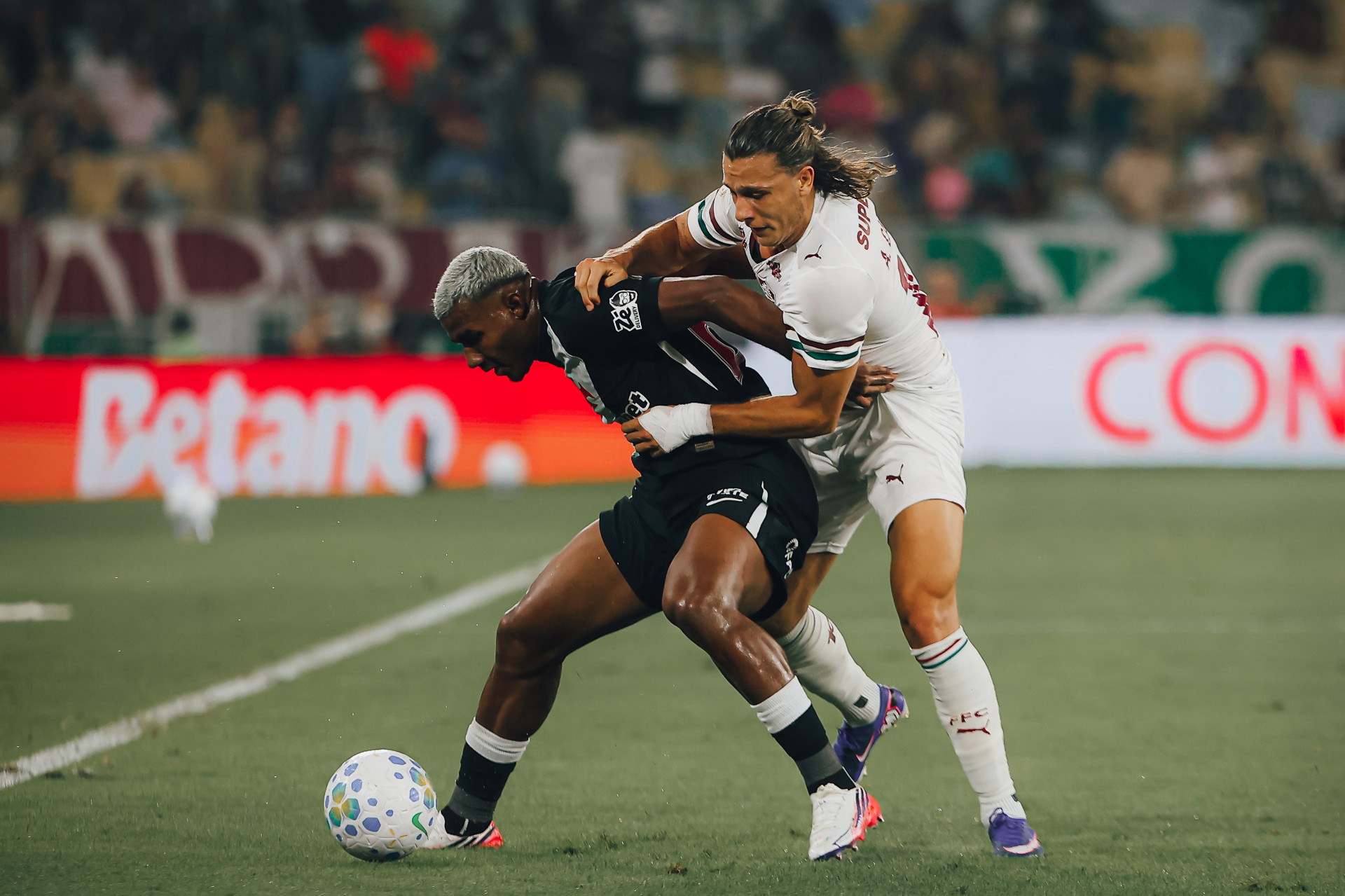 Cuiabano e Canobbio em ação no clássico entre Vasco e Fluminense, no Maracanã - Lucas Merçon / Fluminense FC