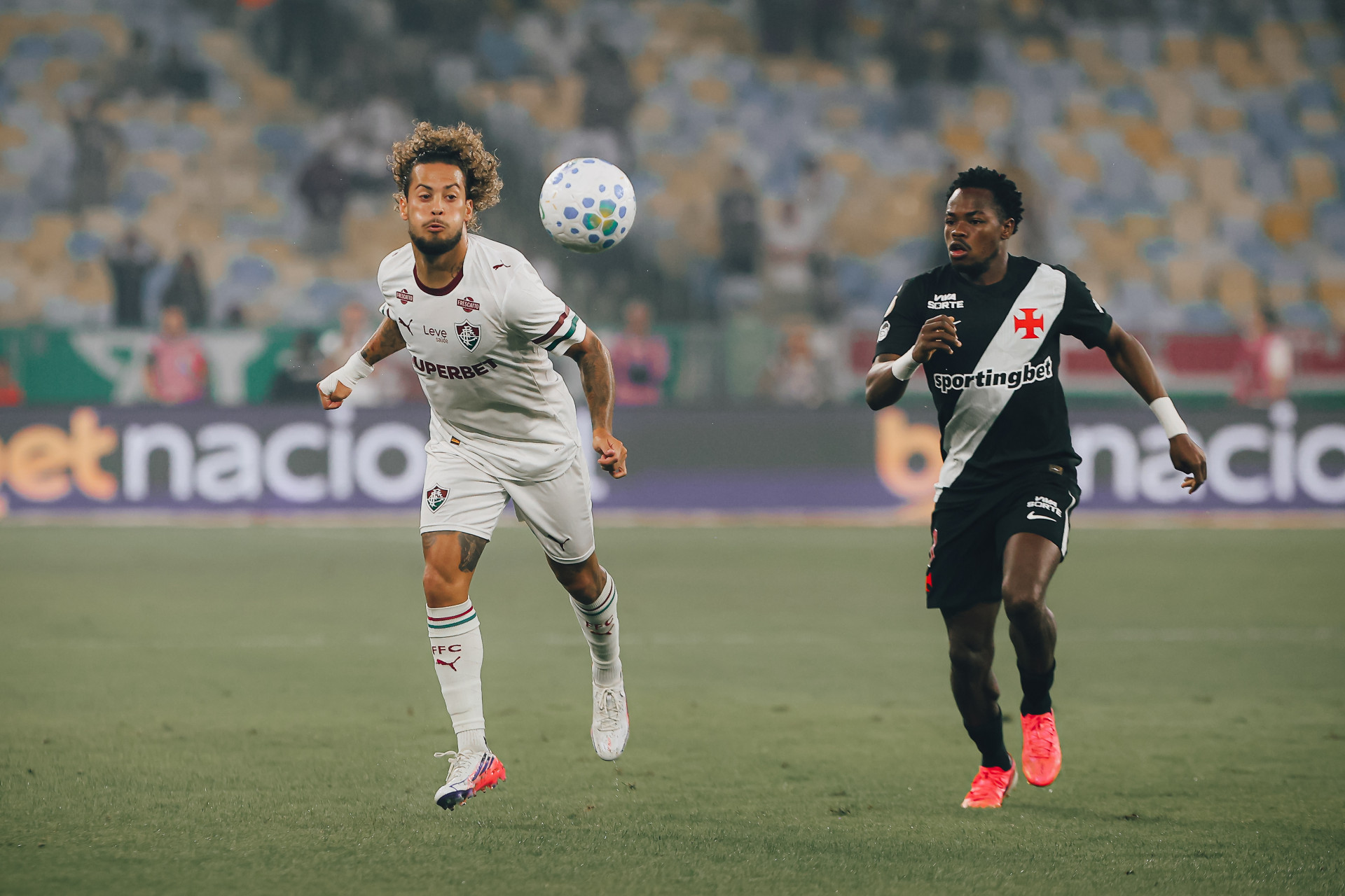 Guga e Andrés Gómez em ação no clássico entre Vasco e Fluminense, no Maracanã - Lucas Merçon / Fluminense FC