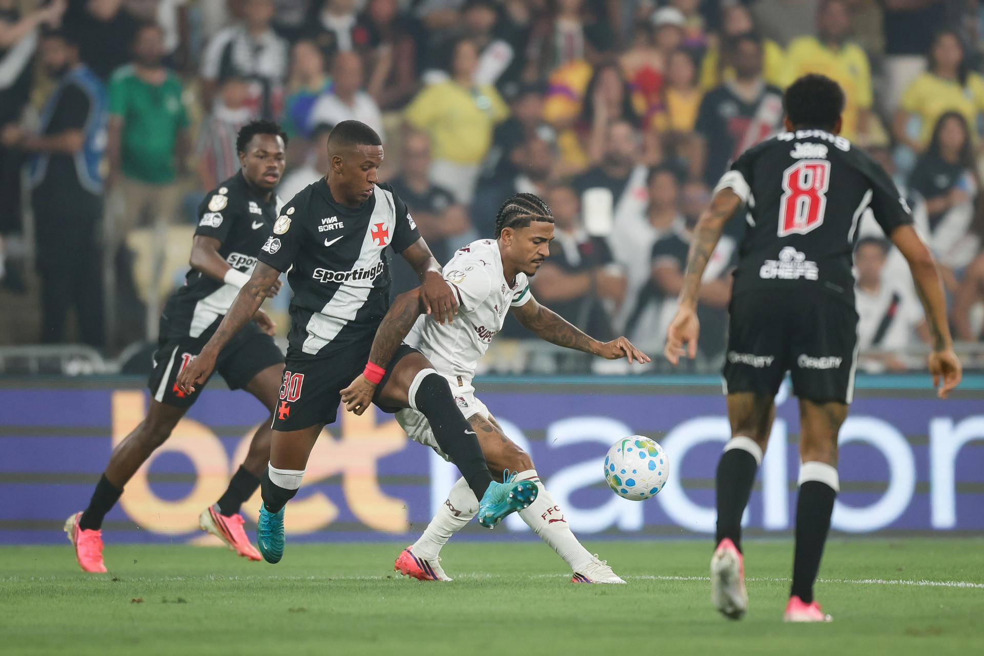 Robert Renan e John Kennedy em ação no clássico entre Vasco e Fluminense, no Maracanã - Marcelo Gonçalves / Fluminense FC