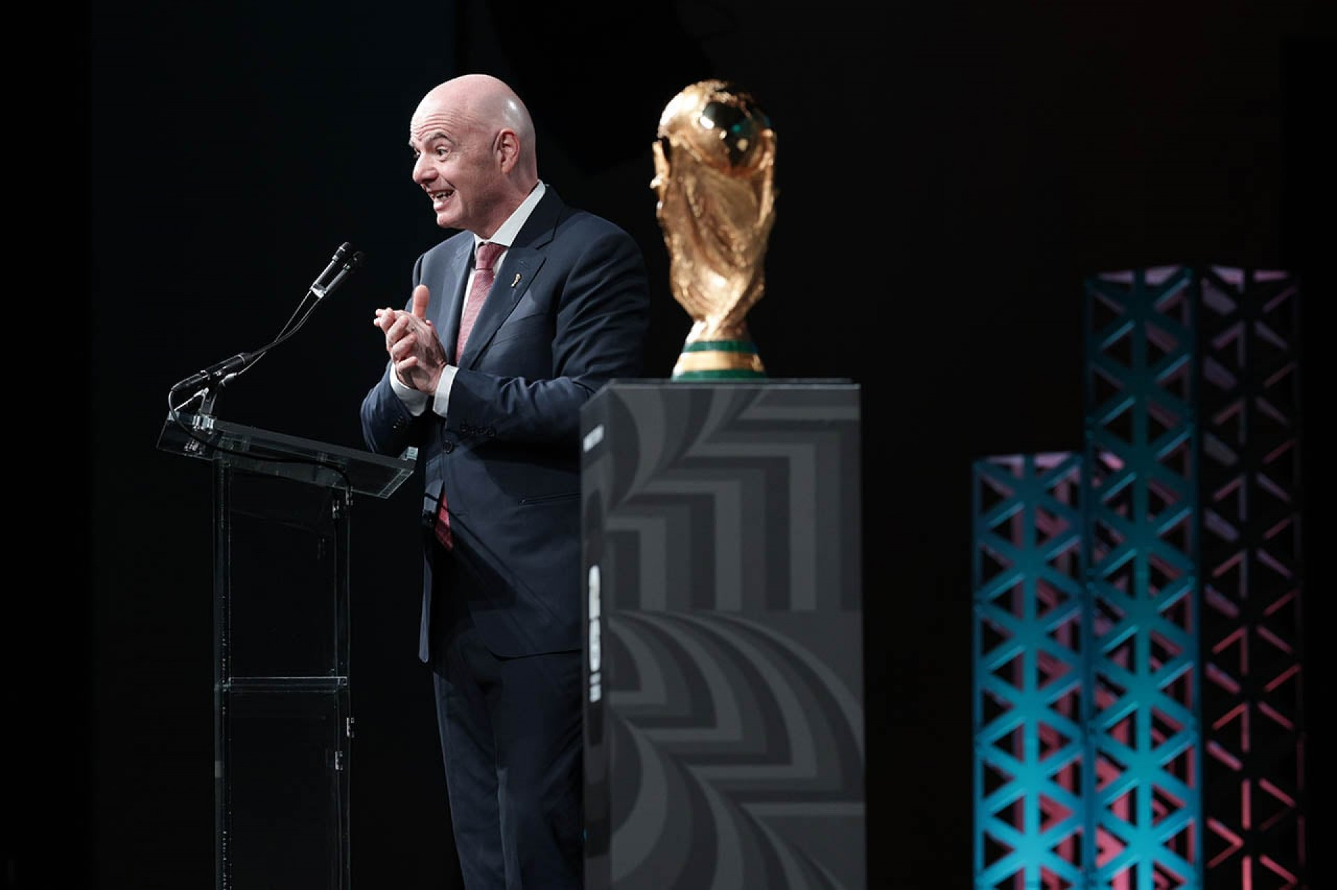 Recuo de Infantino exp&otilde;e crise pol&iacute;tica na Fifa, e Uefa questiona plano “s&oacute;rdido”