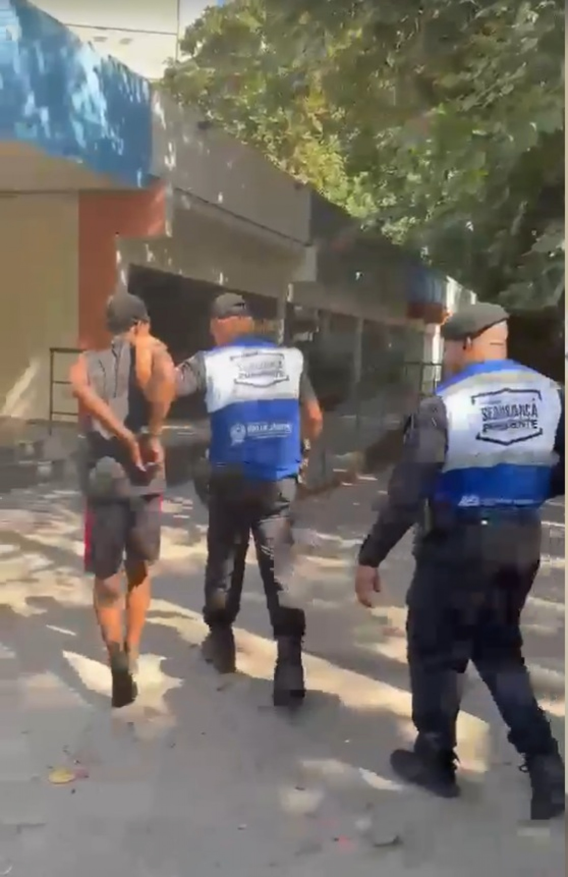 Homem detido também foi encaminhado à delegacia do Leblon - Reprodução/WhatsApp
