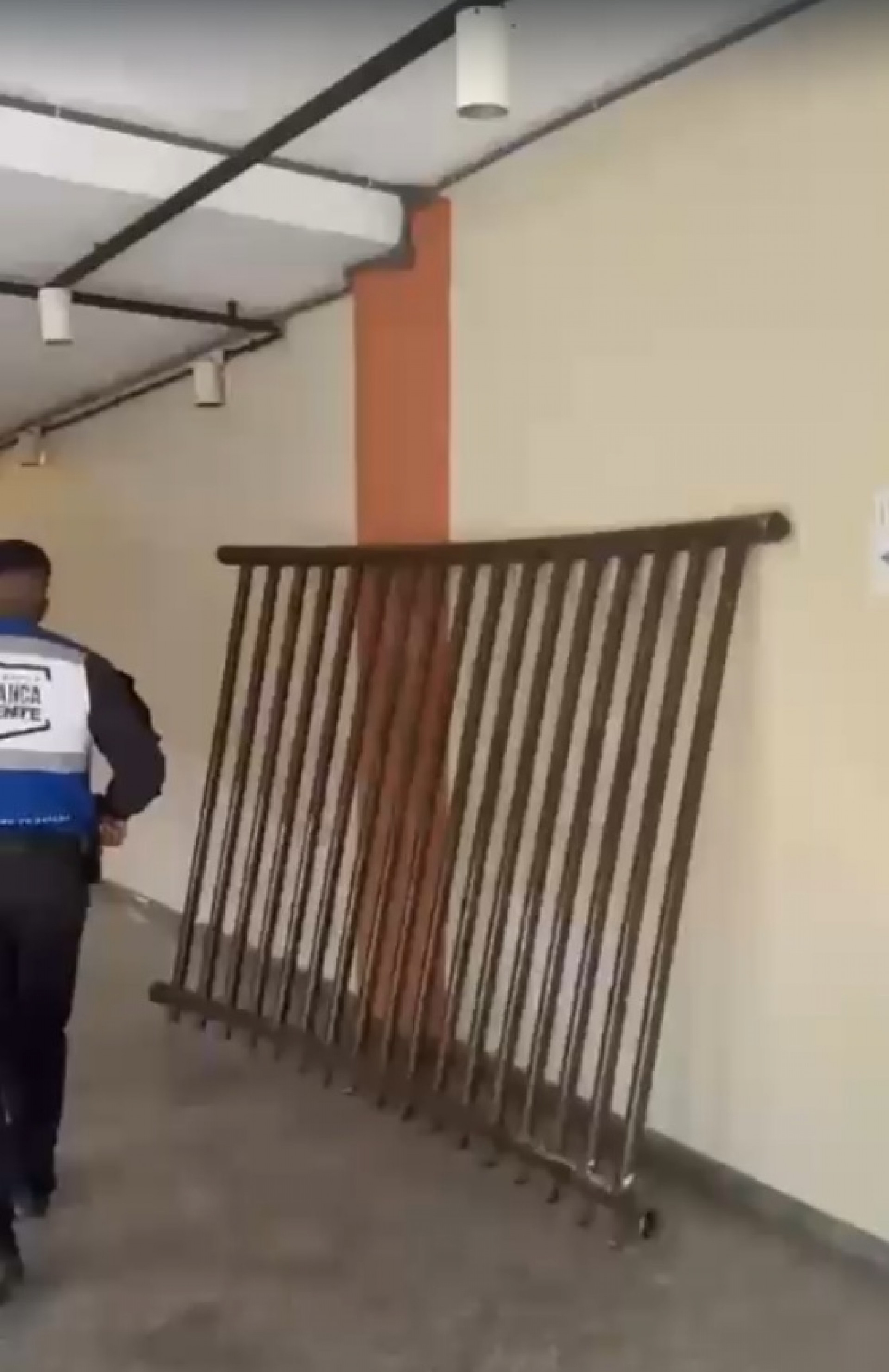 Portão recuperado foi levado à 14ªDP - Reprodução/WhatsApp