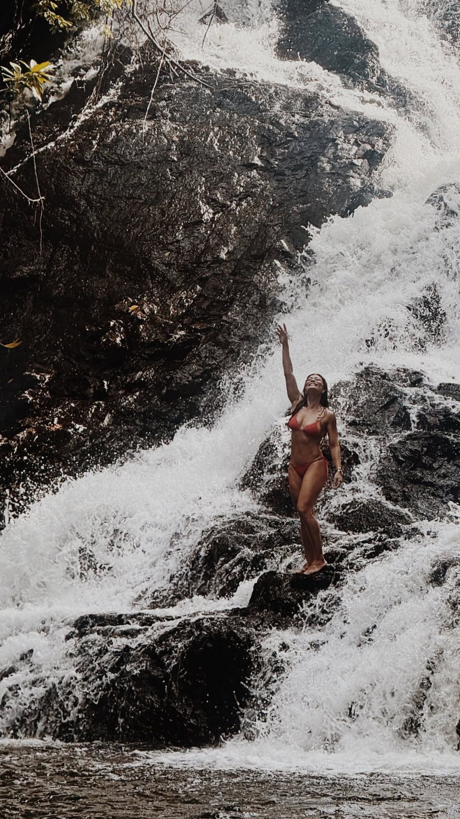 Juliana Paes exibe as curvas em dia de cachoeira - Reprodução do Instagram