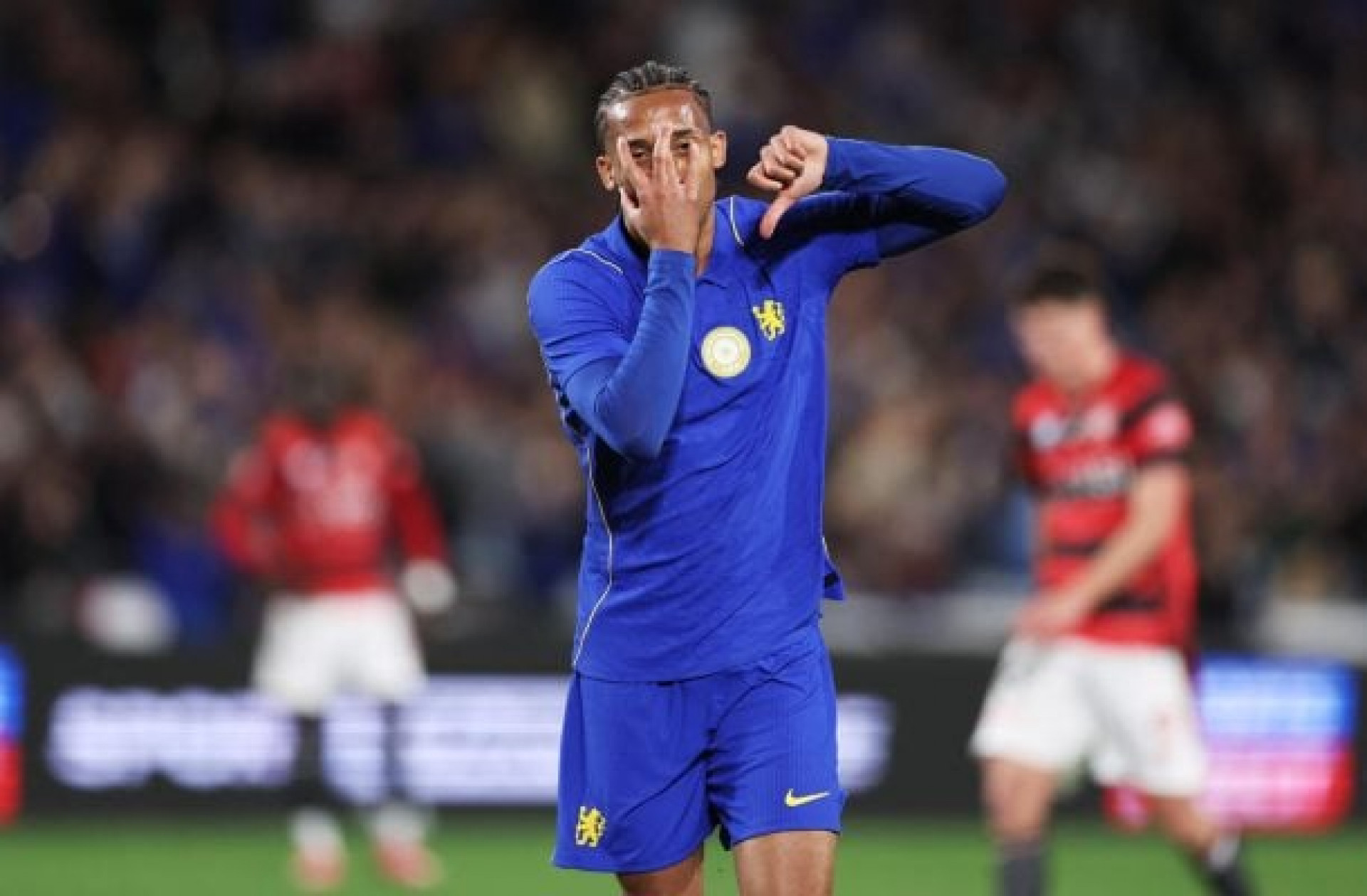 Jo&atilde;o Pedro renova com o Chelsea ap&oacute;s interesse de Barcelona e Arsenal
