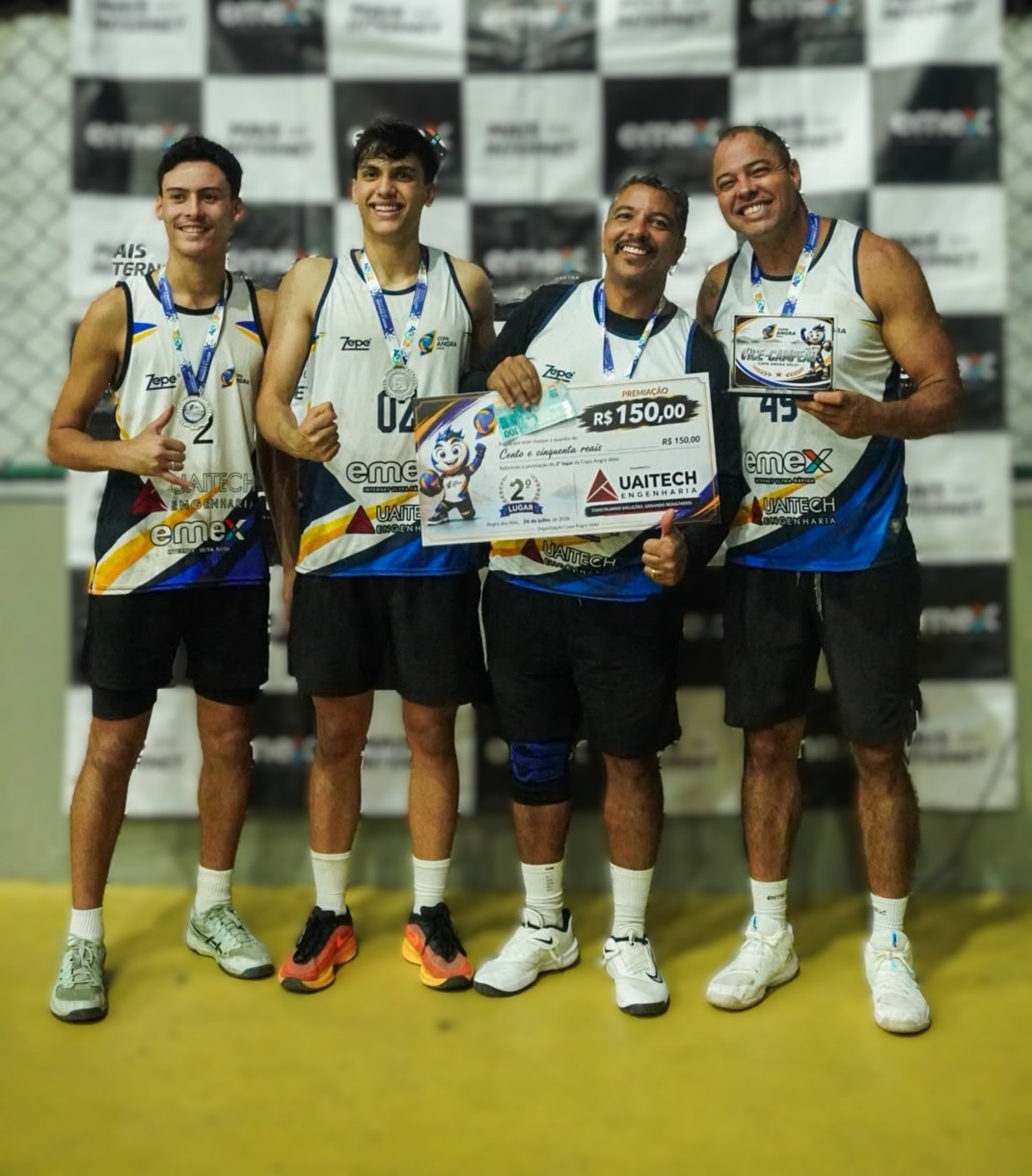 Jogadores de Angra recebem prêmio da Copa Angra
