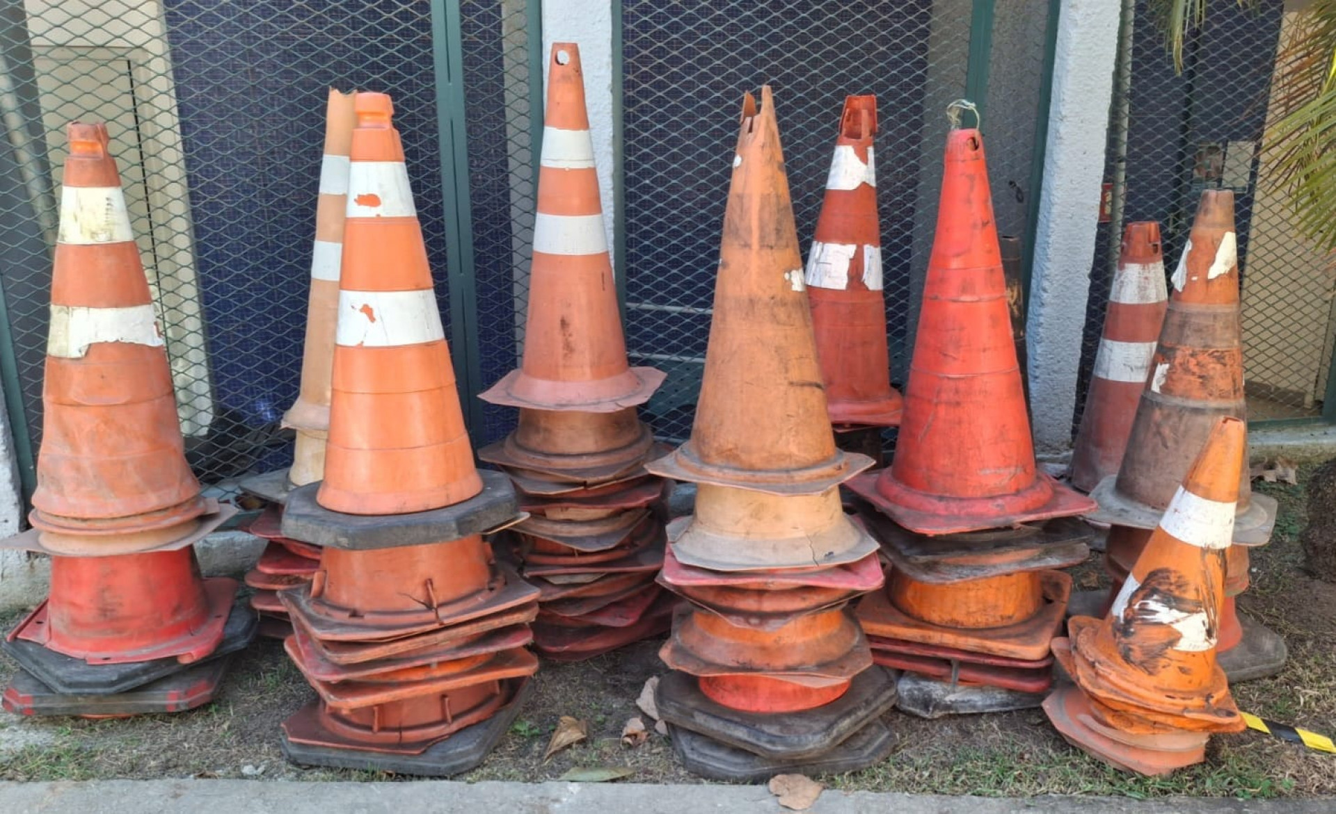 Cones apreendidos durante a&ccedil;&atilde;o do projeto Rio em Ordem, na Zona Sul