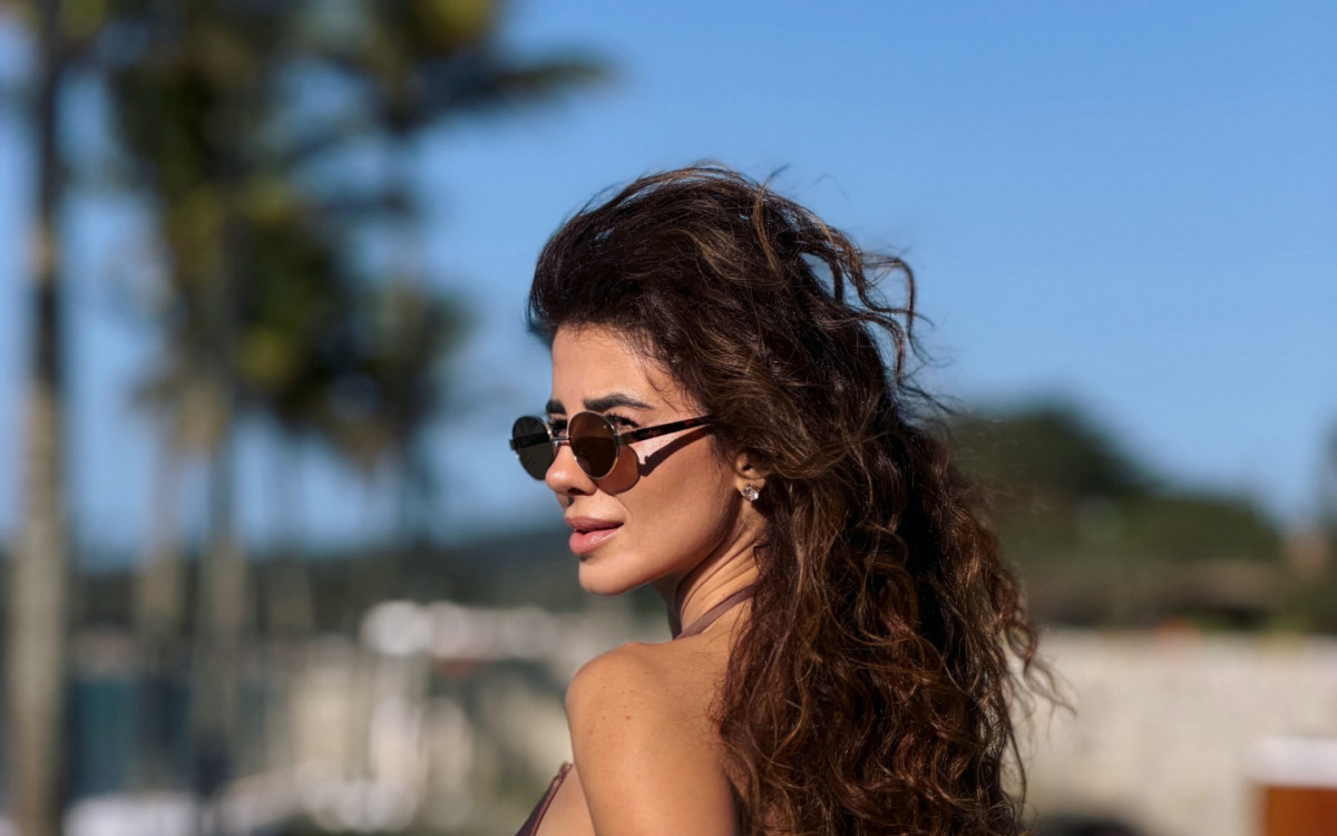 Paula Fernandes esbanja boa forma em cliques de biqu&iacute;ni