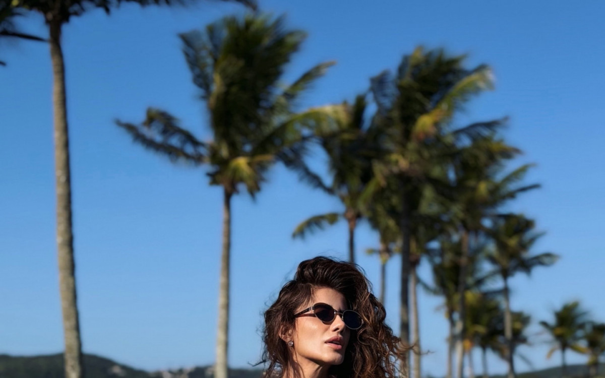 Paula Fernandes esbanja boa forma em cliques de biqu&iacute;ni