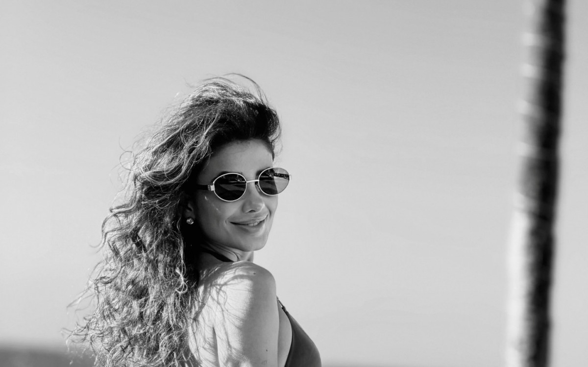 Paula Fernandes esbanja boa forma em cliques de biqu&iacute;ni