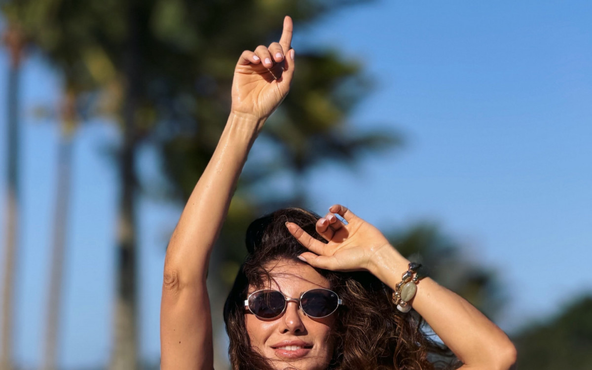 Paula Fernandes esbanja boa forma em cliques de biqu&iacute;ni