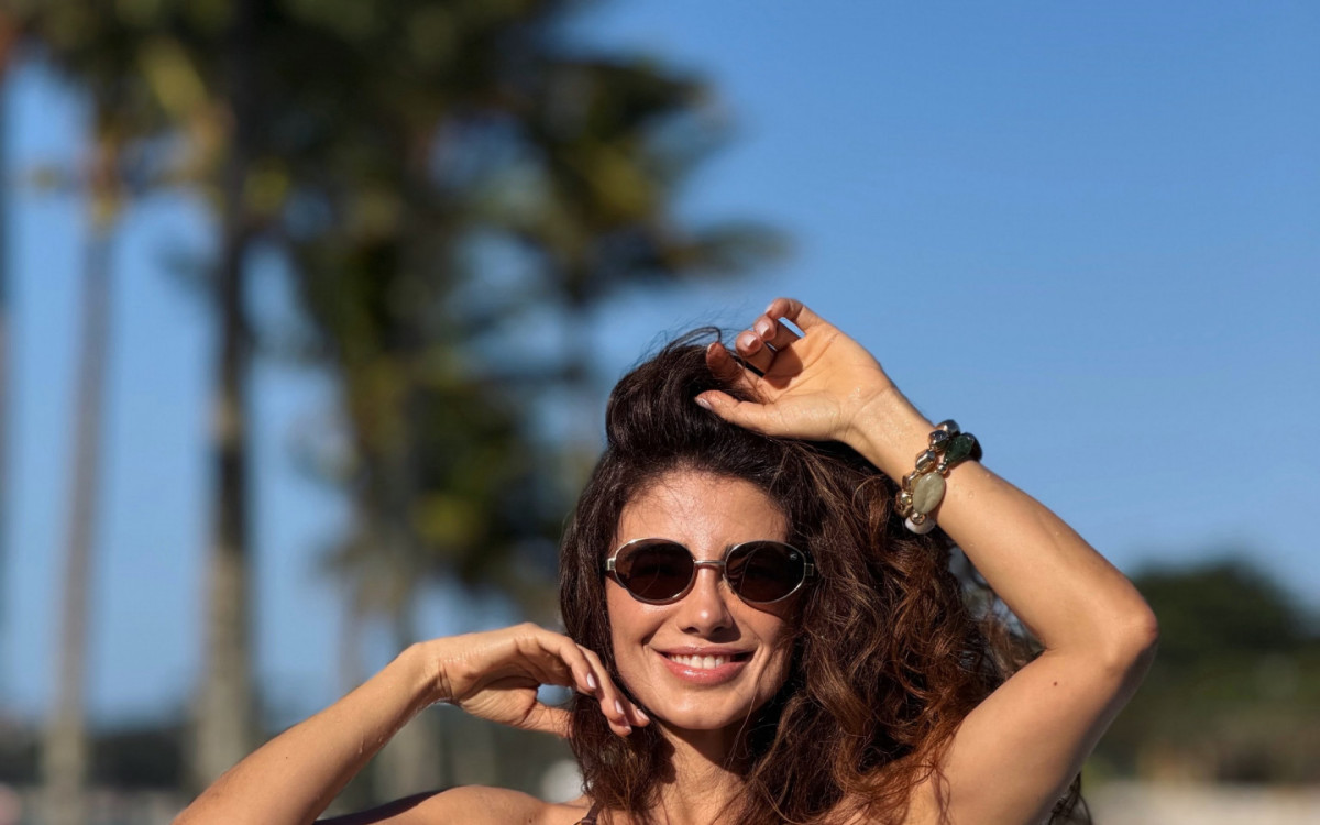 Paula Fernandes esbanja boa forma em cliques de biqu&iacute;ni