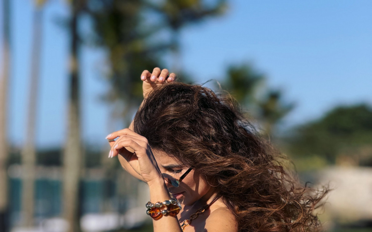 Paula Fernandes esbanja boa forma em cliques de biqu&iacute;ni