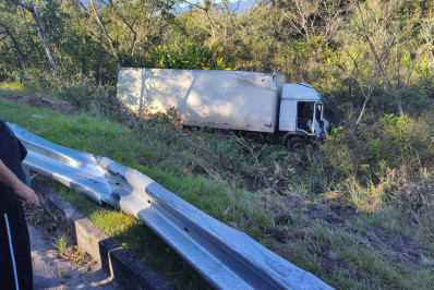 Caminhão cai em ribanceira na Rio-Santos e deixa seis feridos em Angra dos Reis