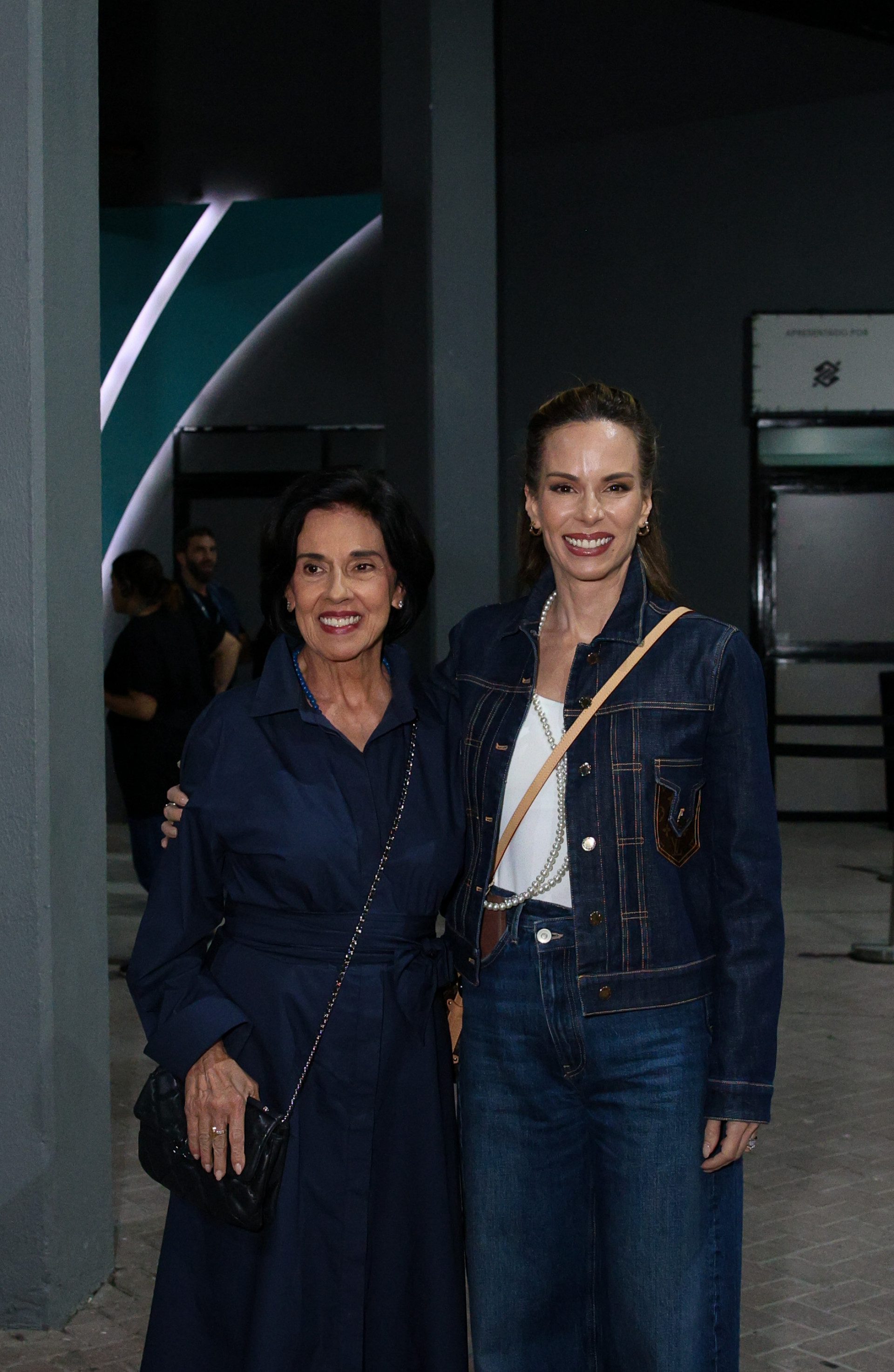 Ana Furtado e a mãe, Sônia, marcam presença em show Djavan no Rio - Gui Silva / Brazil News