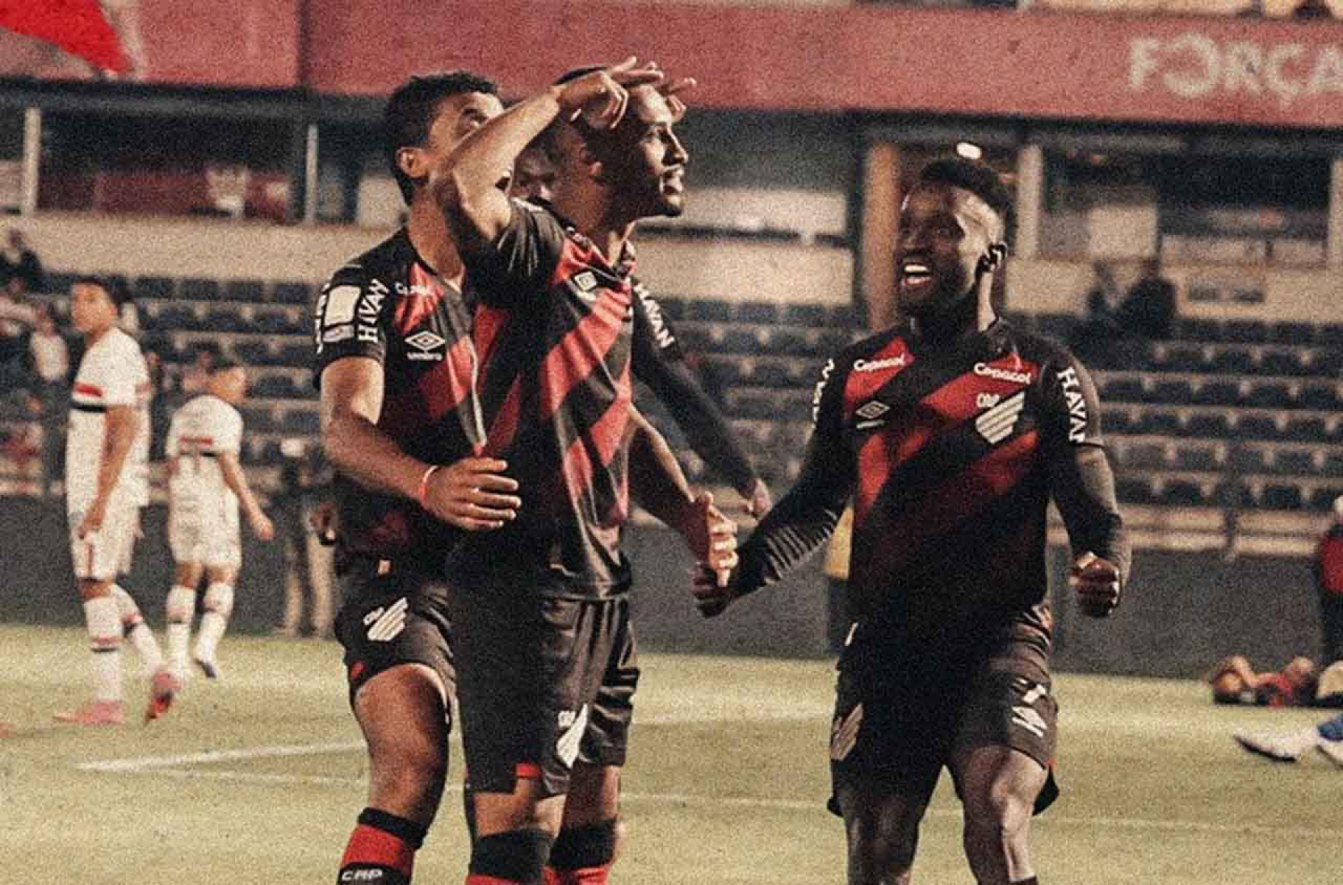 Athletico-PR x Vit&oacute;ria: onde assistir, escala&ccedil;&otilde;es e arbitragem