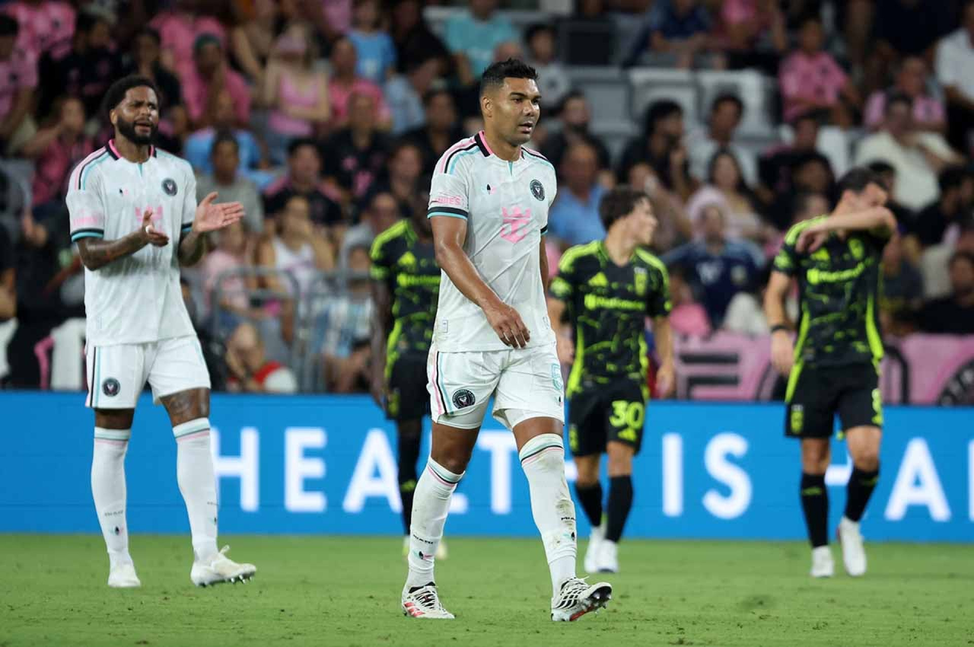 “Beirando o rid&iacute;culo”: jornal sentencia Casemiro ap&oacute;s gol contra no Inter Miami