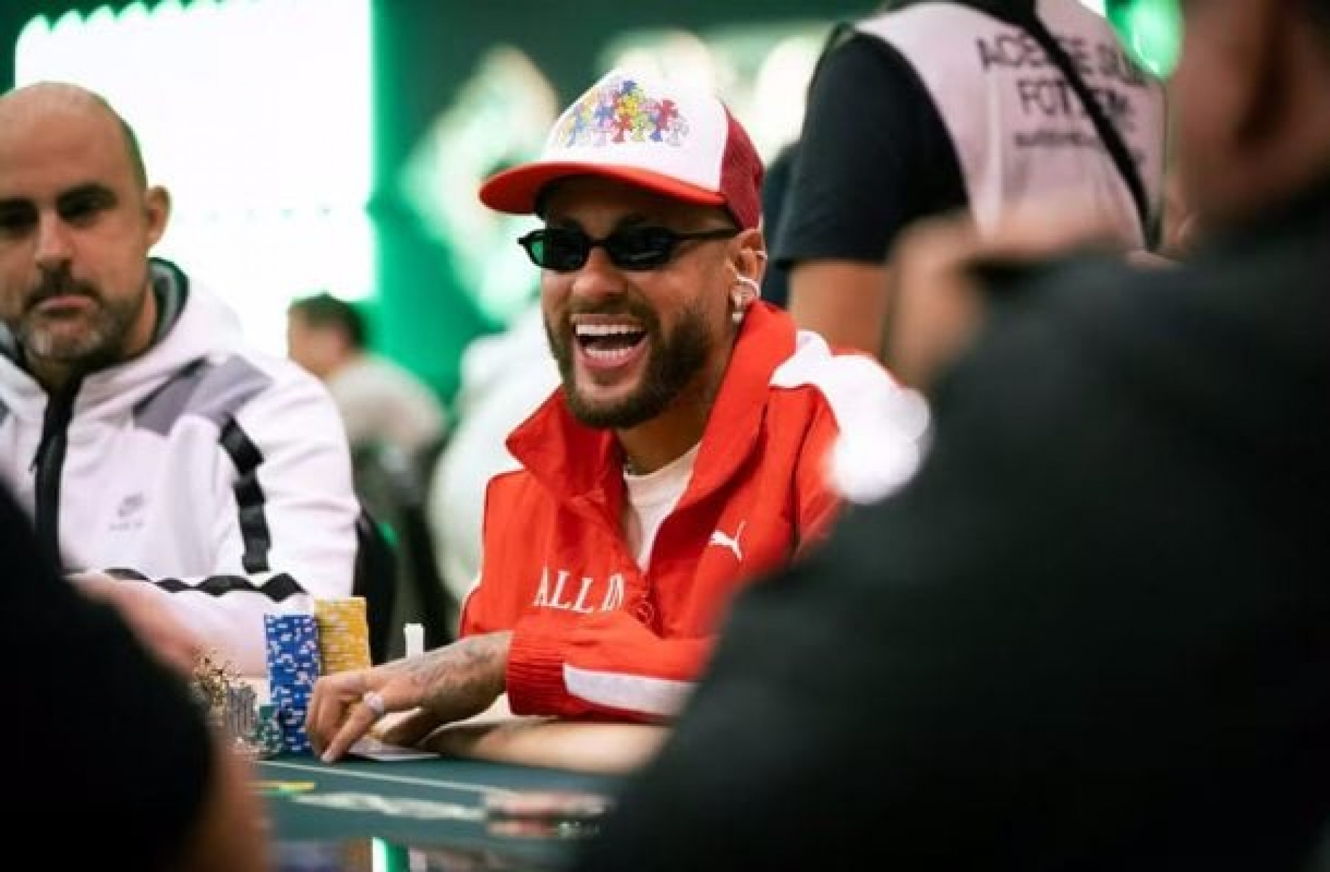 Do futebol &agrave;s cartas: como o p&ocirc;quer virou parte da rotina de Neymar
