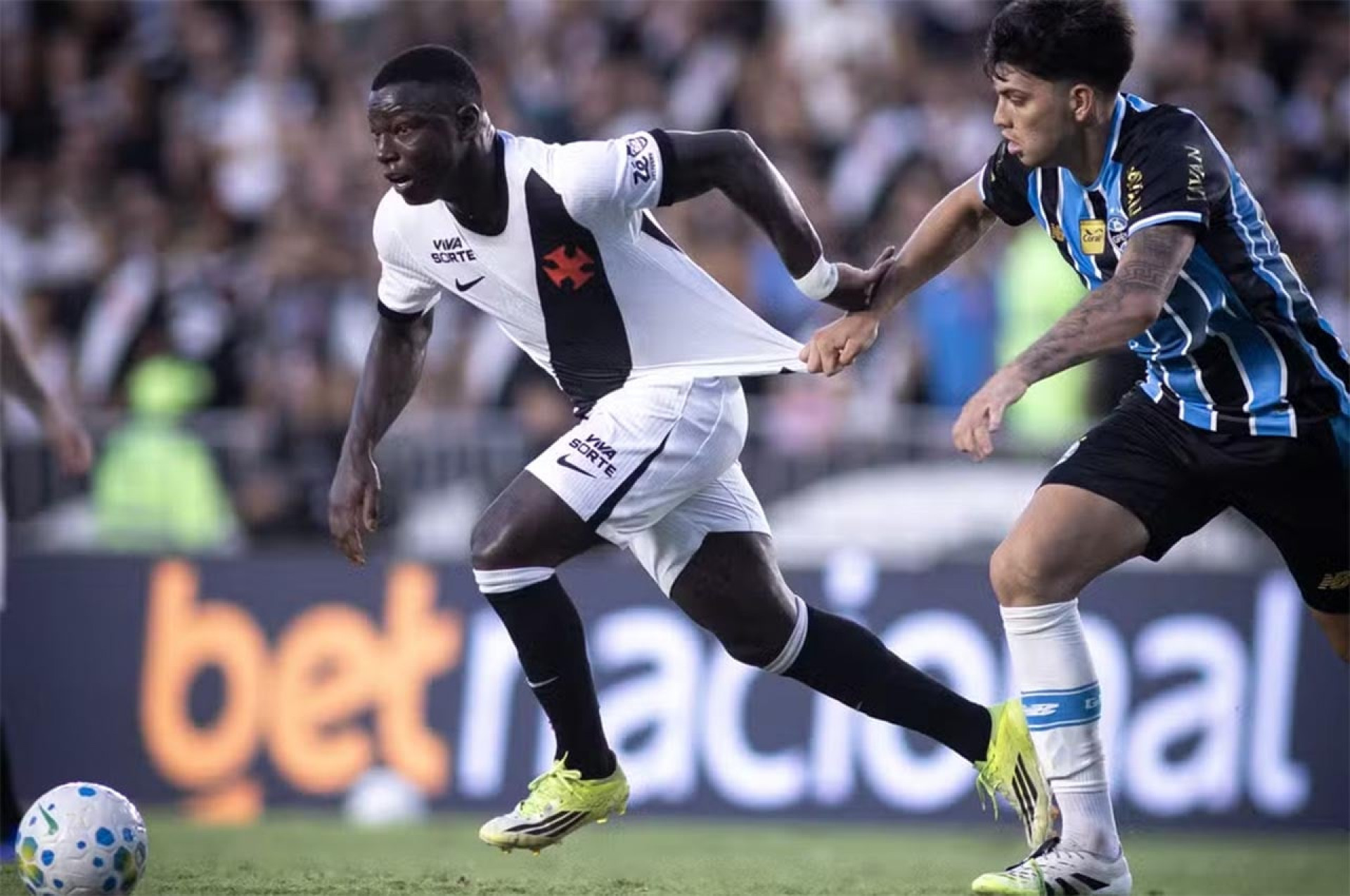 Pedro Emanuel justifica sumi&ccedil;o de Hinestroza: “Quero mais dele”