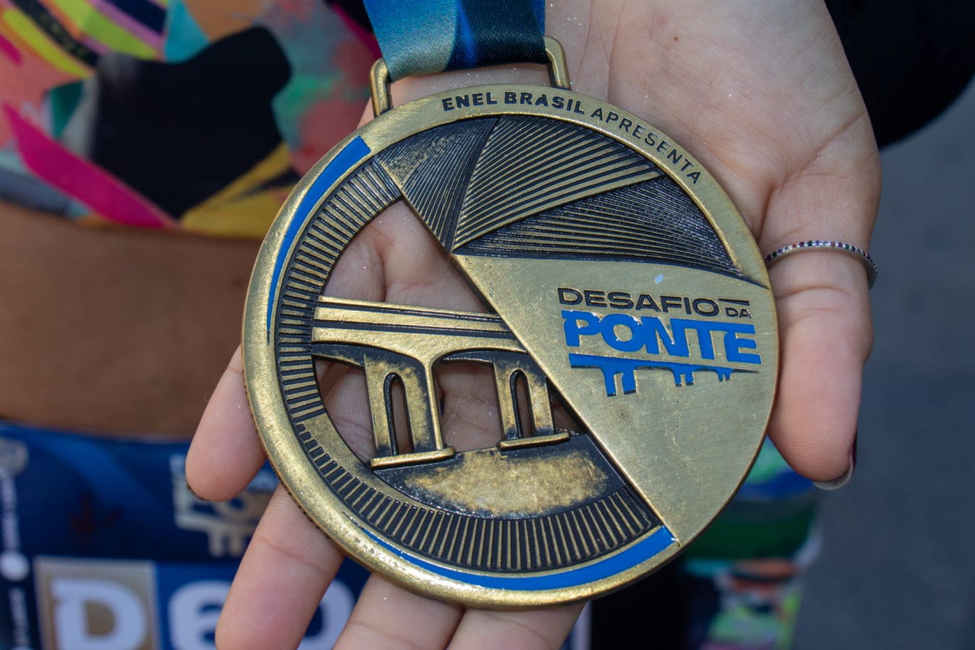 Medalha distribuída entre os corredores do Desafio da Ponte - Érica Martin / Agência O Dia