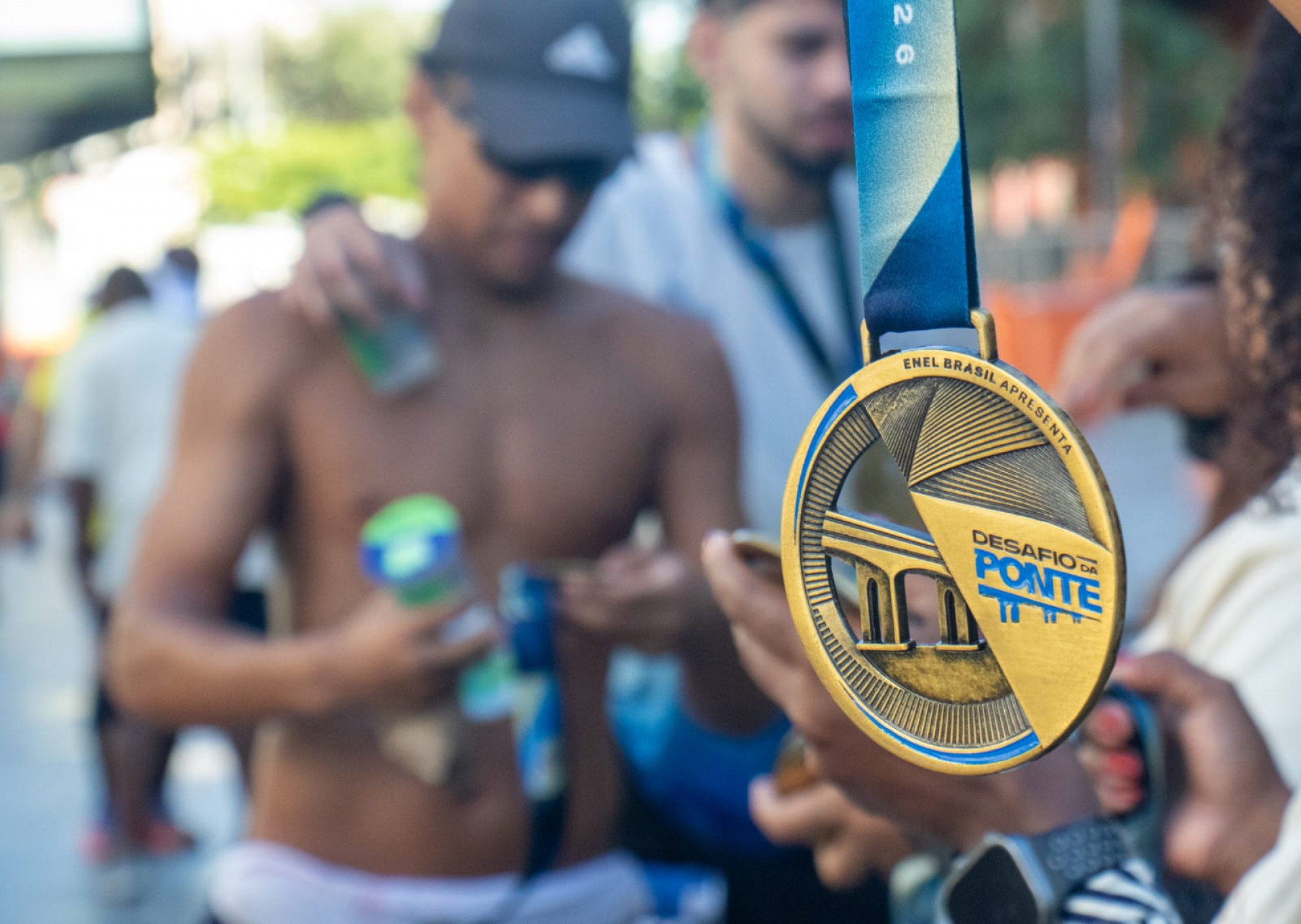 Medalha distribuída entre os corredores do Desafio da Ponte - Érica Martin / Agência O Dia