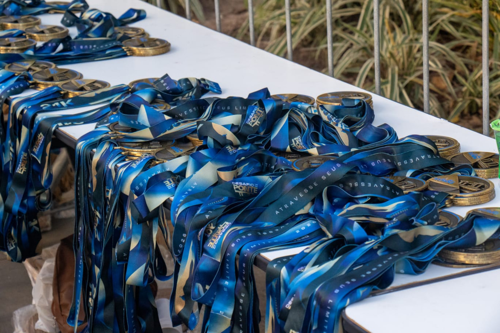 Medalhas distribuídas para os corredores do Desafio da Ponte - Érica Martin / Agência O Dia