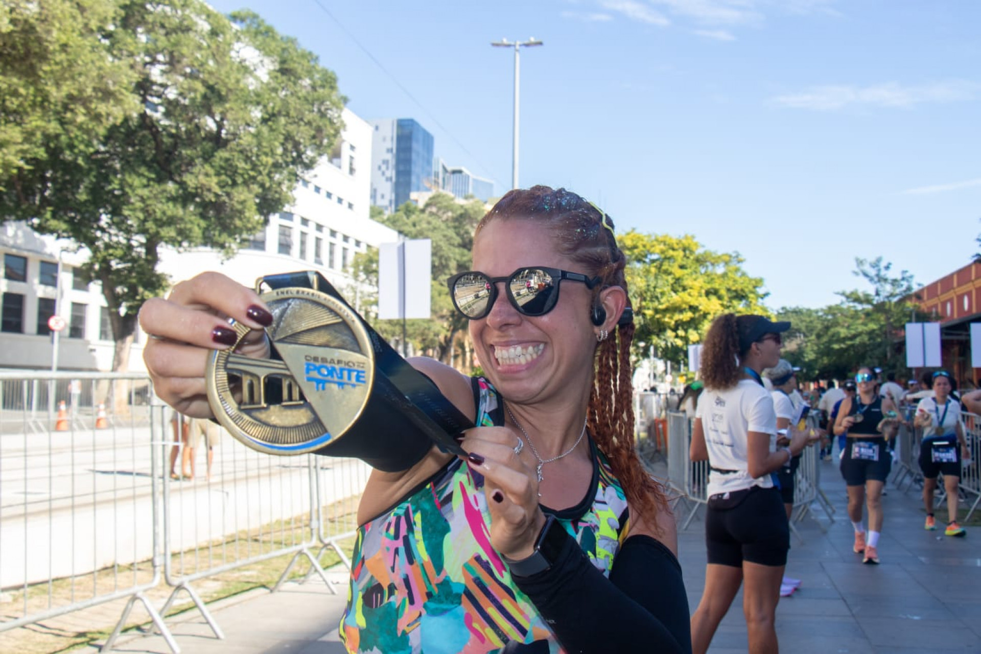 Professora Juana Viana vai mostrar a medalha para os alunos - Érica Martin / Agência O Dia
