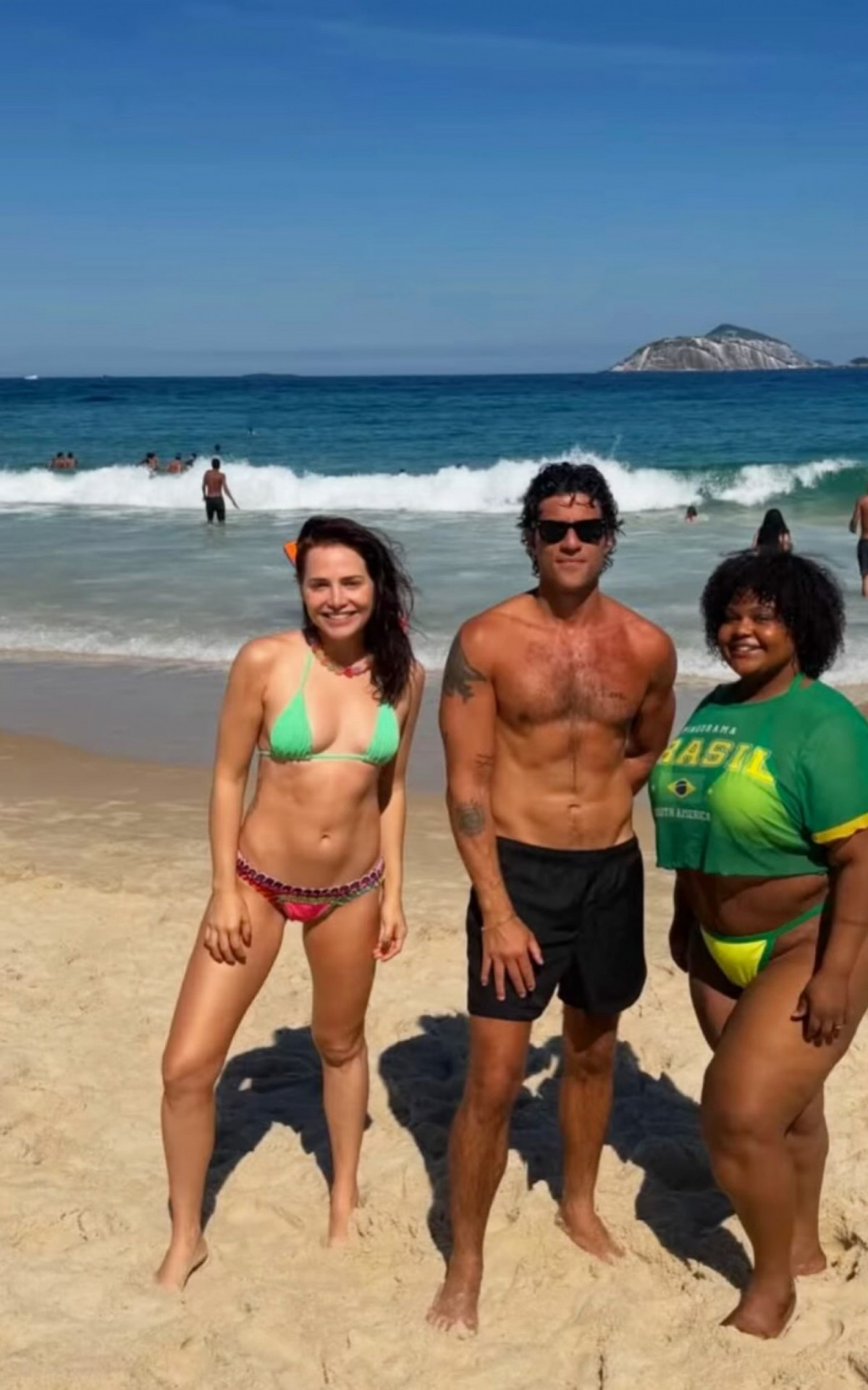 Leticia Colin, Chay Suede e MC Carol se divertem em dia de praia