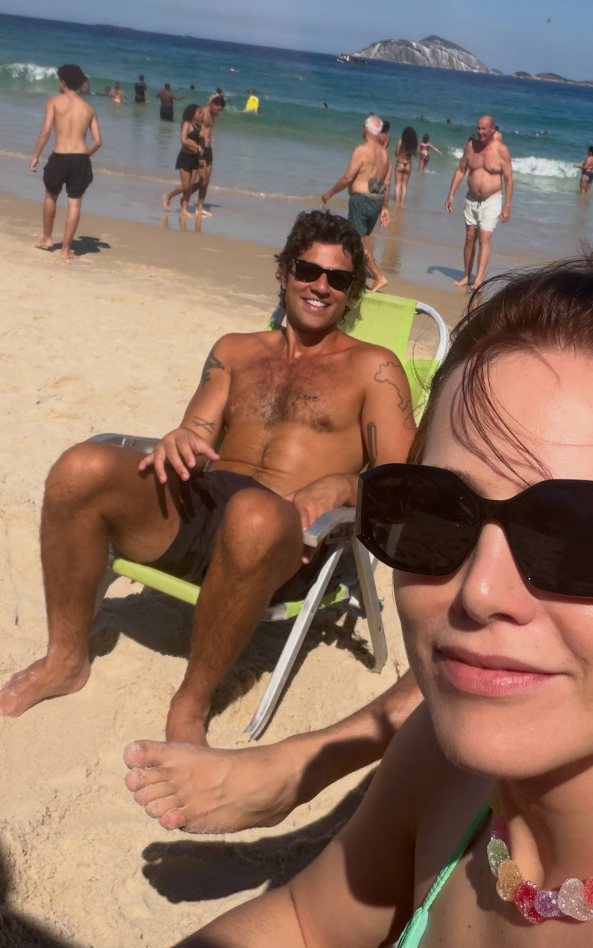 Chay Suede e Leticia Colin aproveitam dia ensolarado em praia