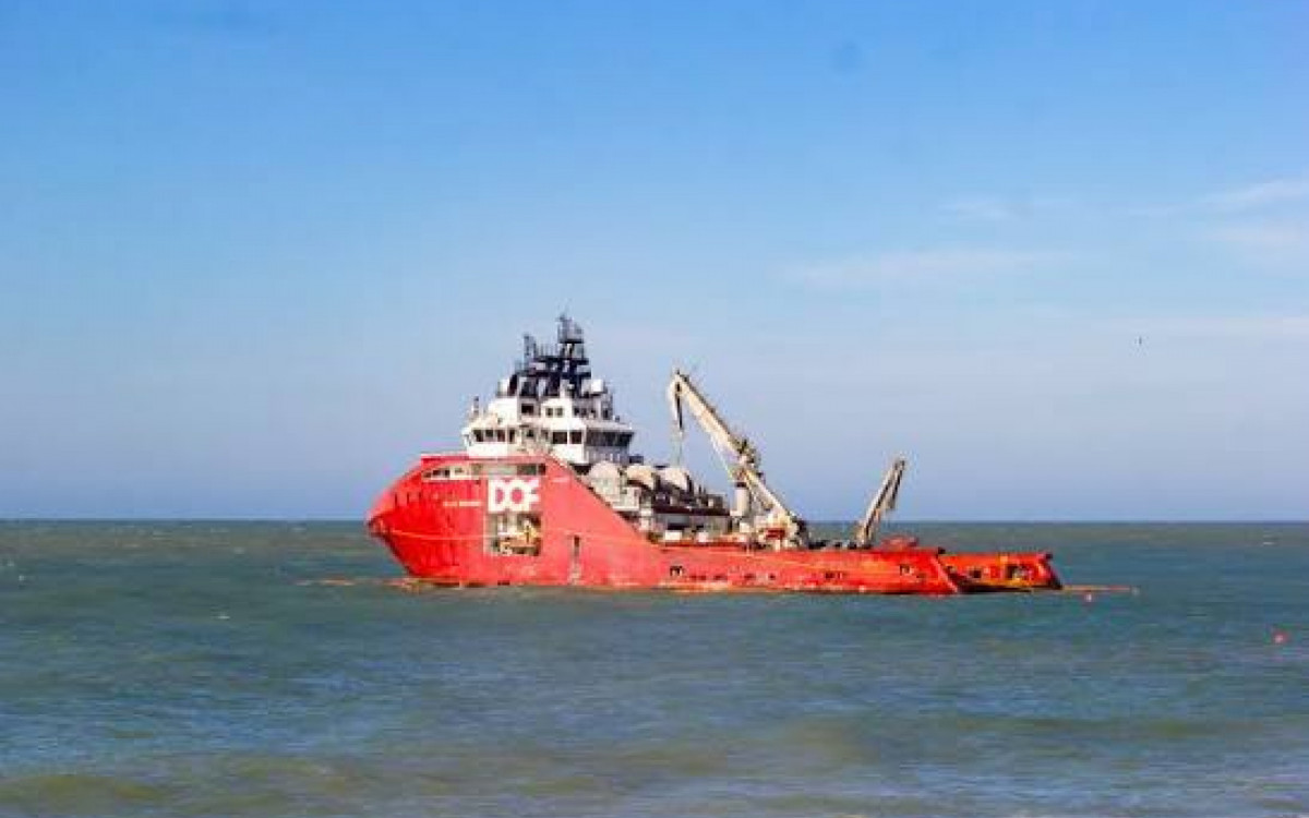 Equipes montam esquema especial de segurança para acompanhar a complexa operação de reflutuação do Skandi Amazonas na Praia Campista