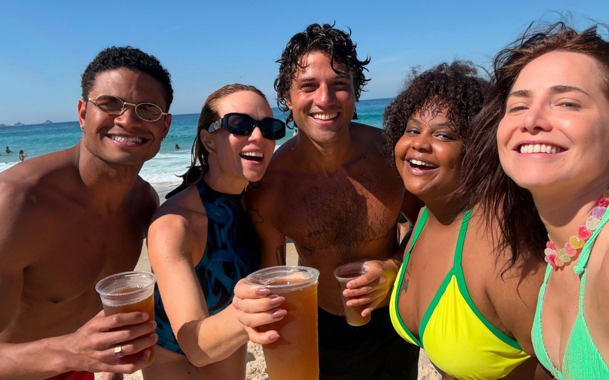 Gui Ferraz, Mariana Ximenes, MC Carol e Leticia Colin se divertem em dia de praia