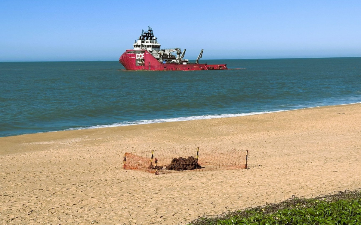 Equipes montam esquema especial de segurança para acompanhar a complexa operação de reflutuação do Skandi Amazonas na Praia Campista