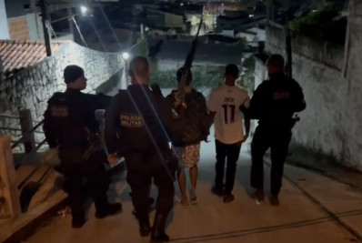 Três suspeitos são detidos por tráfico de drogas durante patrulhamento em Niterói