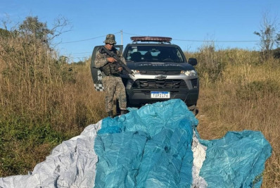 Balão de cerca de 12 metros é apreendido em área de mata de Niterói