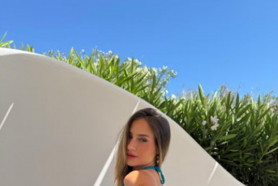 Bruna Griphao exibe look ousado em viagem à Grécia