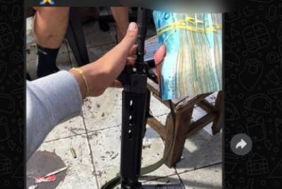 Criminosos vendem armas e drogas em grupos de WhatsApp: 'Fuzil top'