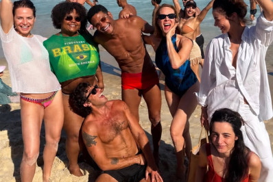 Leticia Colin curte dia de praia com elenco de 'Quem Ama Cuida' 