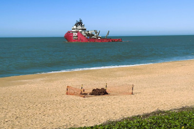 Megaoperação mobiliza Macaé para reflutuar navio encalhado na Praia Campista