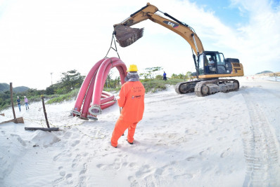 Bomba que vai levar água do mar para a Lagoa de Piratininga chega e começa a ser instalada