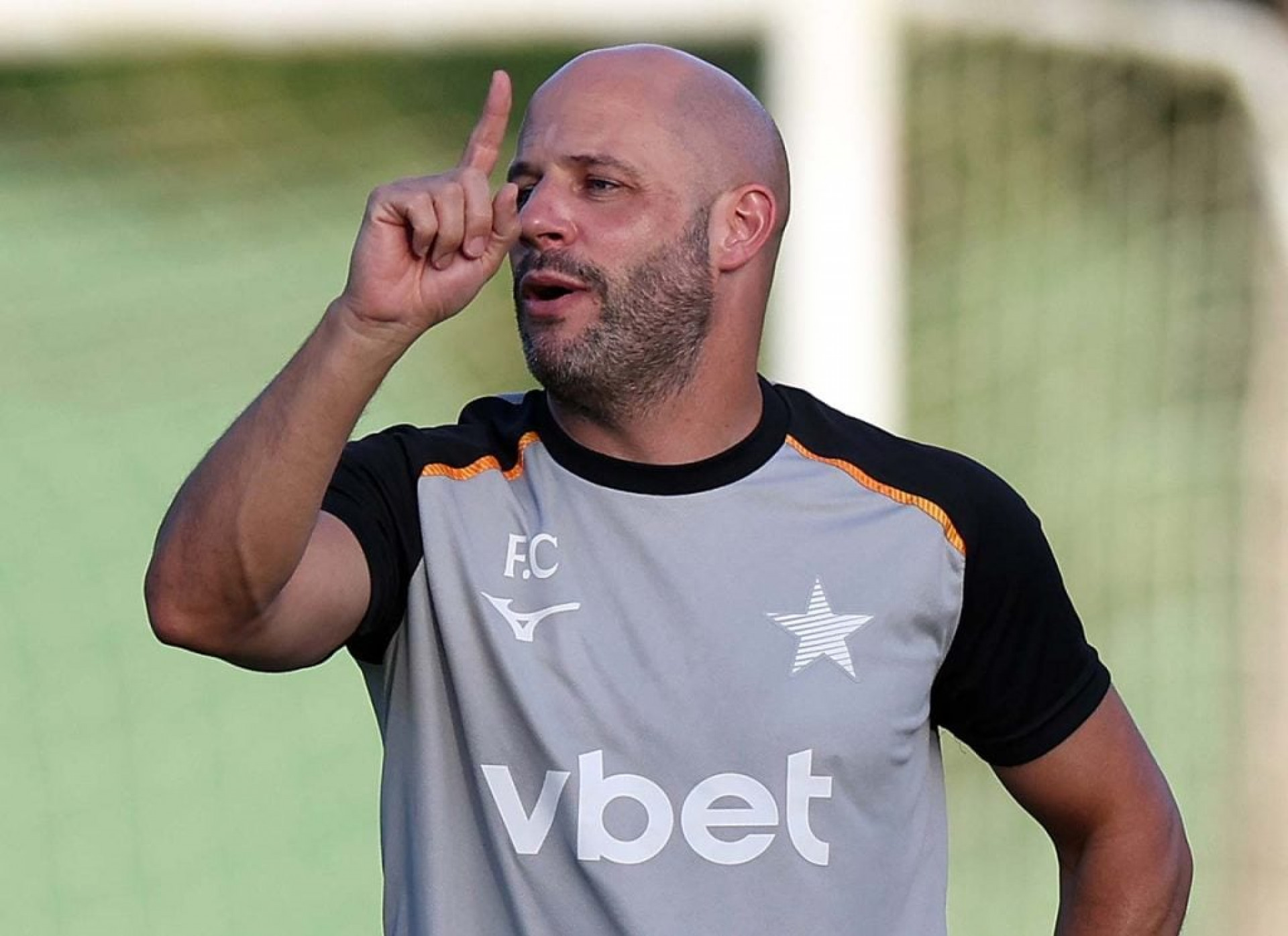 Botafogo monitora mercado e prioriza zagueiros para fechar janela