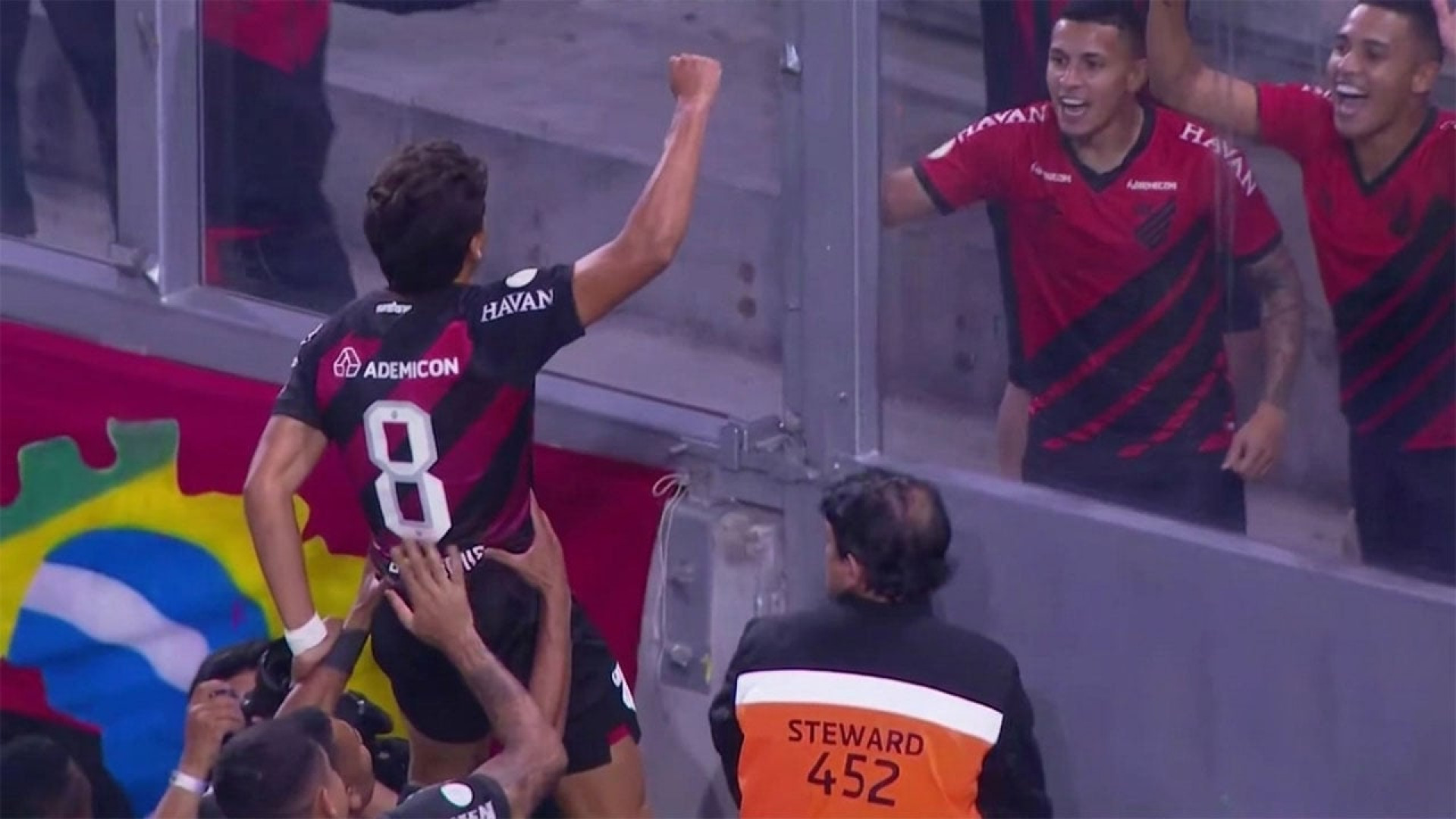 Athletico domina o Vit&oacute;ria e constr&oacute;i boa vantagem na Copa do Brasil