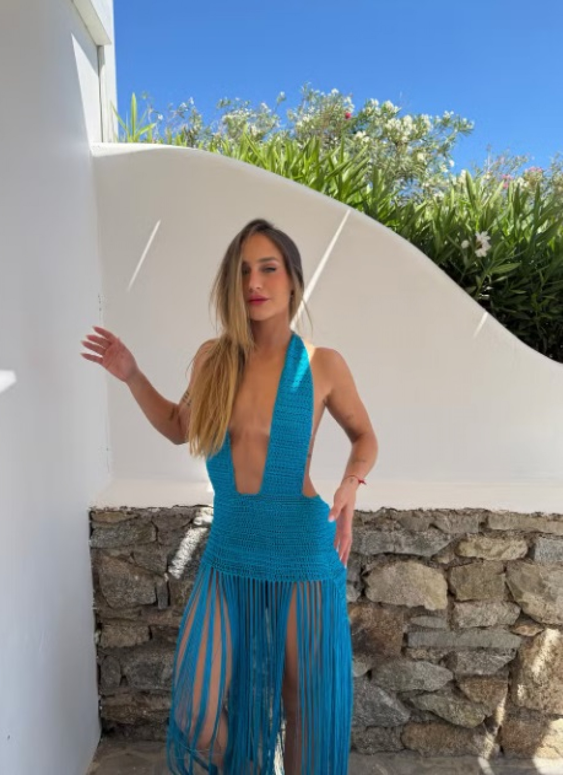 De vestido vazado, Bruna Griphao exibe marquinha de bronzeado na Grécia - Reprodução Instagram
