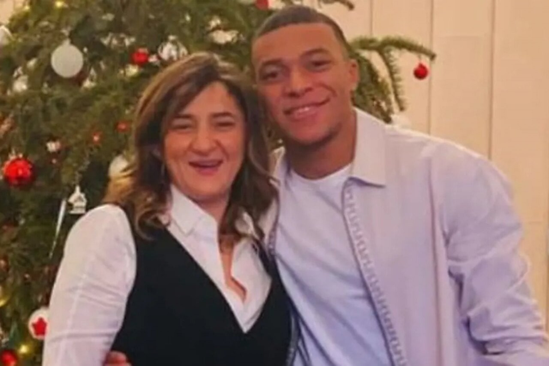 Nova cultura? Influ&ecirc;ncia da fam&iacute;lia Mbapp&eacute; muda regras internas de clube franc&ecirc;s