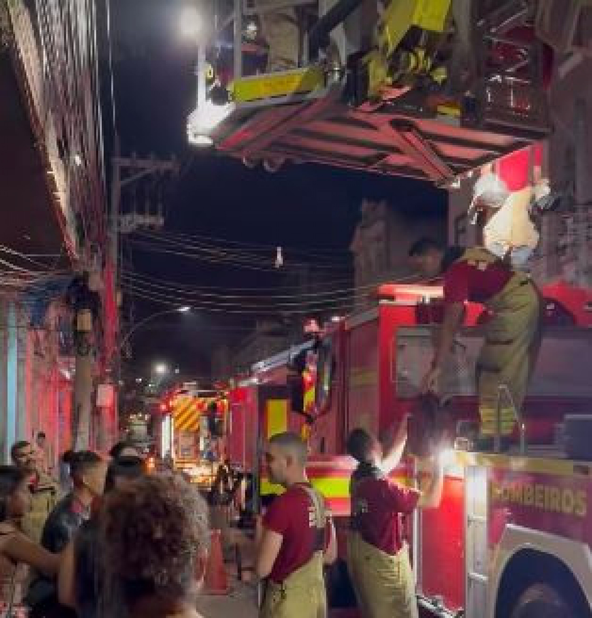 Bombeiros do Quartel Central atuaram no combate ao incêndio