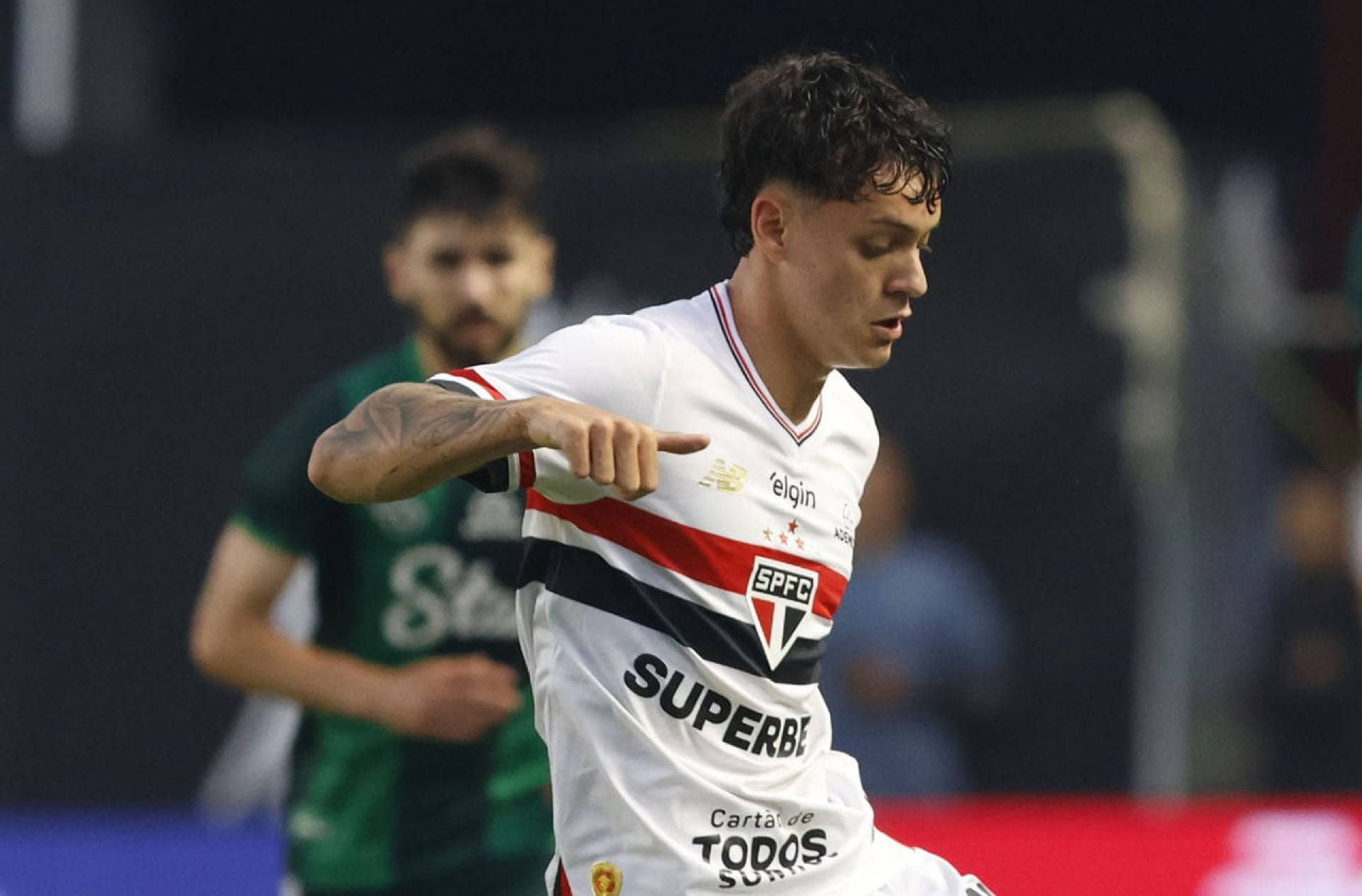 Atacante do S&atilde;o Paulo recebe alta ap&oacute;s acidente de carro: “Estou bem”
