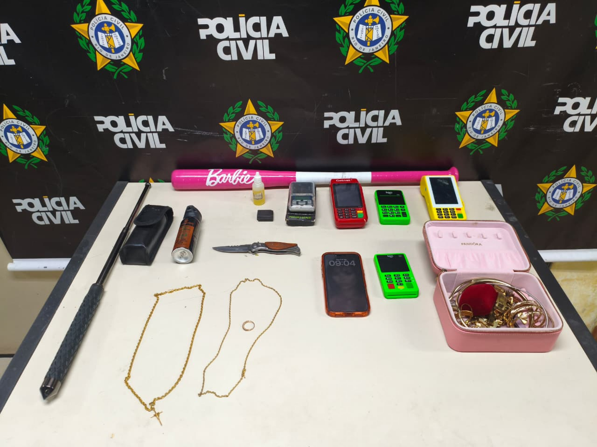 Policiais apreenderam armas brancas e carro durante prisão de Nick Frazão - Reprodução