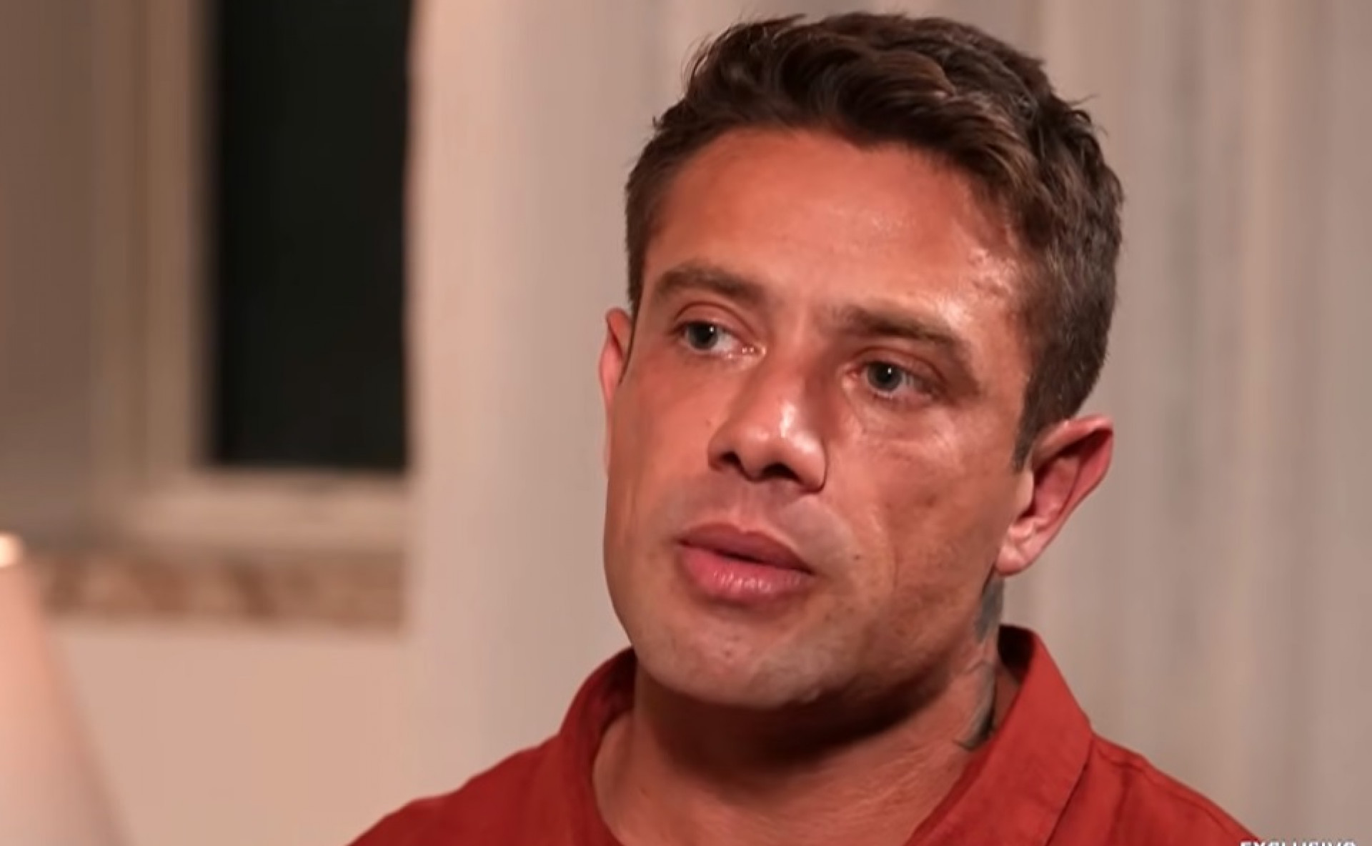 Rafael Cardoso durante entrevista ao 'Domingo Espetacular'
