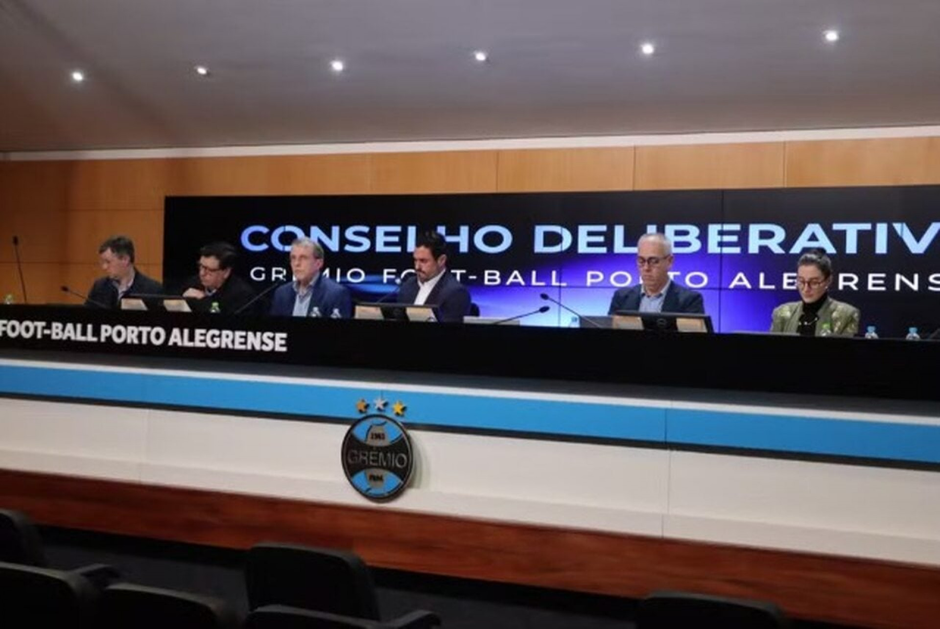 Gr&ecirc;mio prepara mudan&ccedil;as e monitora mercado por novo zagueiro