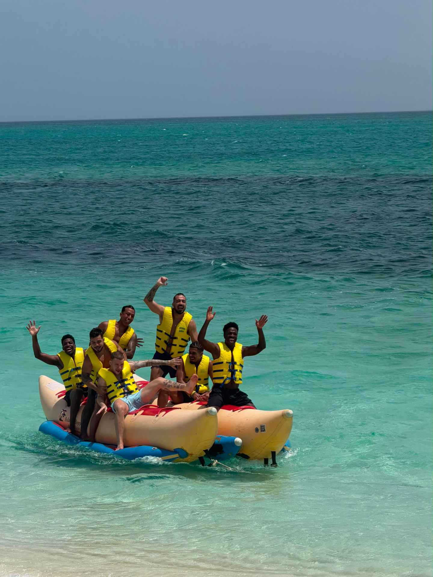 Vini Jr. se diverte com os amigos durante as férias