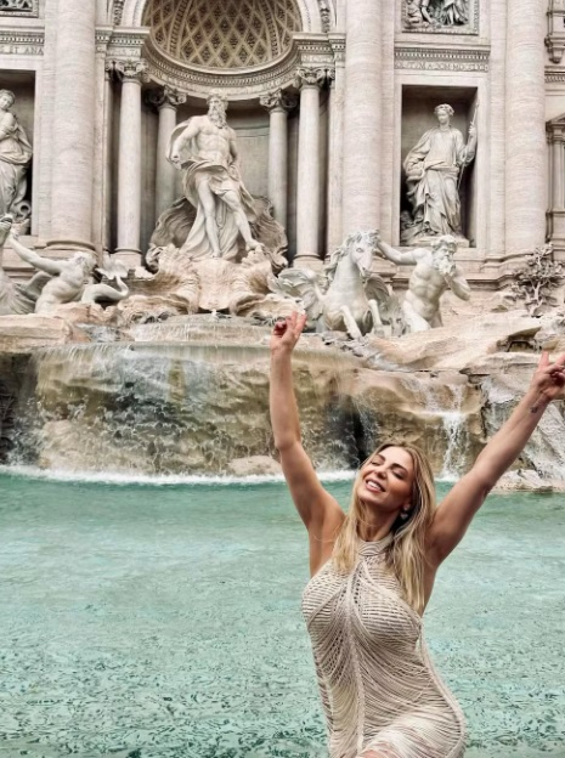 De férias, Sheila Mello passeia por Roma com vestido de crochê - Reprodução Instagram